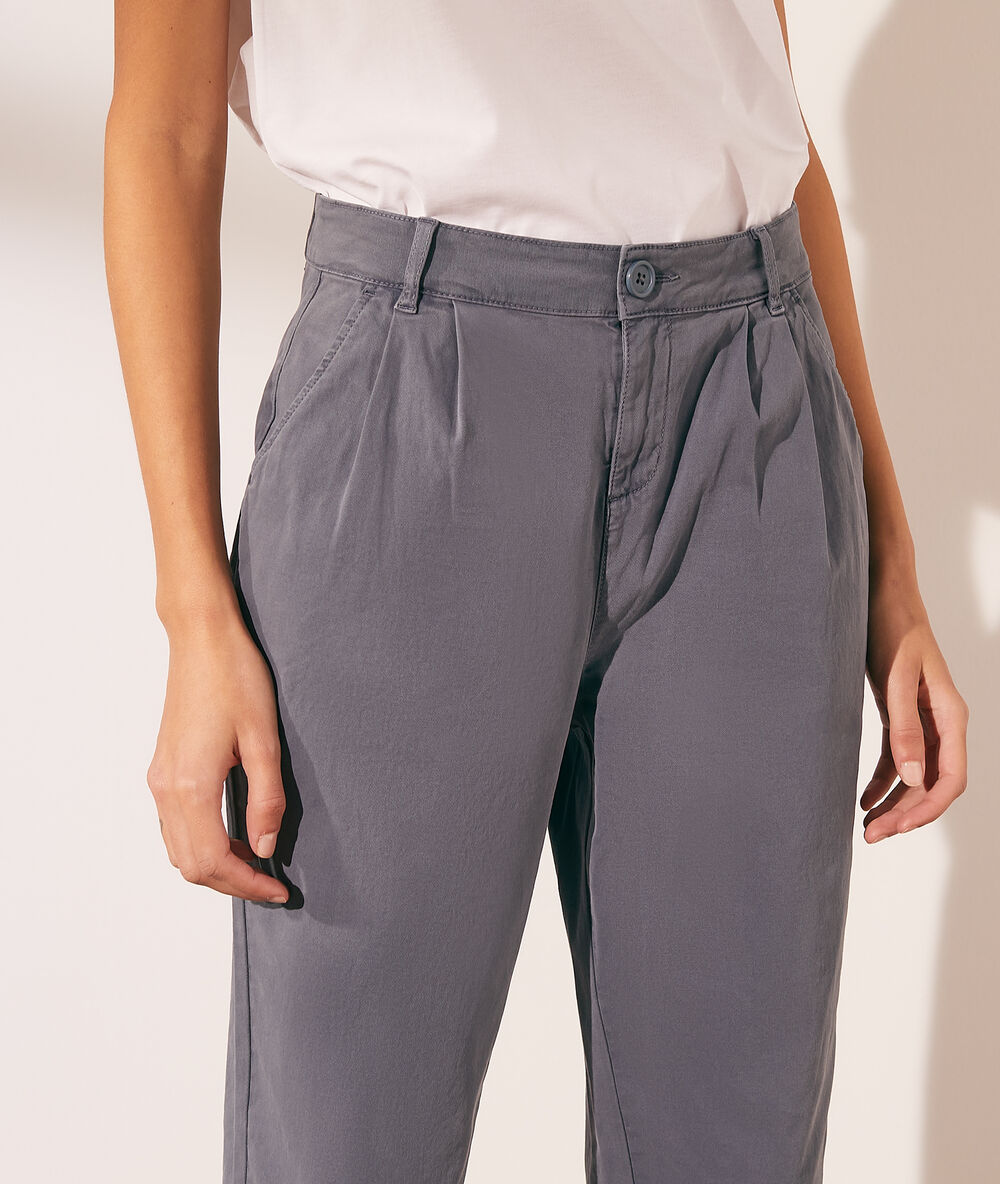 Pantalón chino carbón.