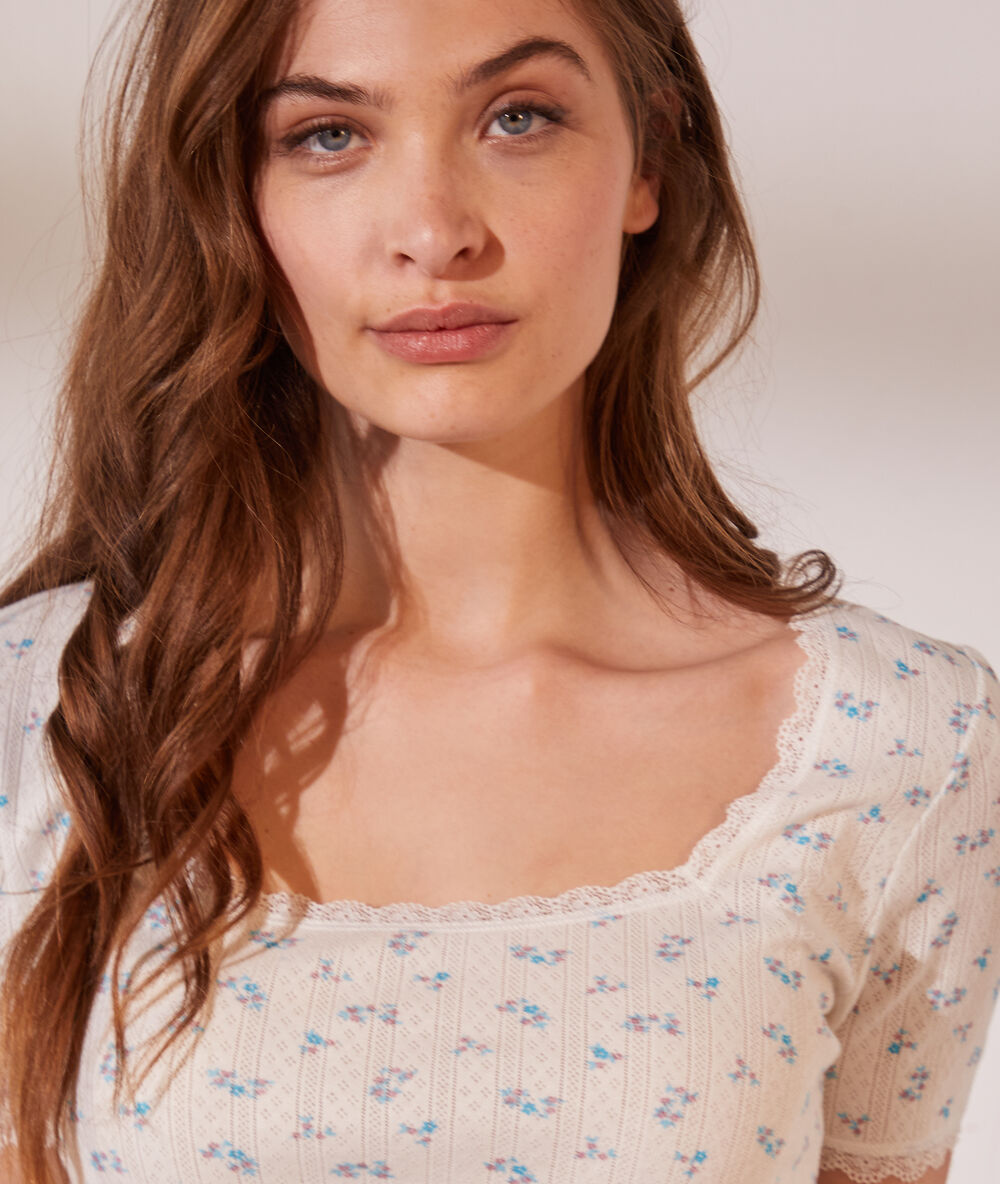 Camiseta estampado floral, motivos de encaje azul.