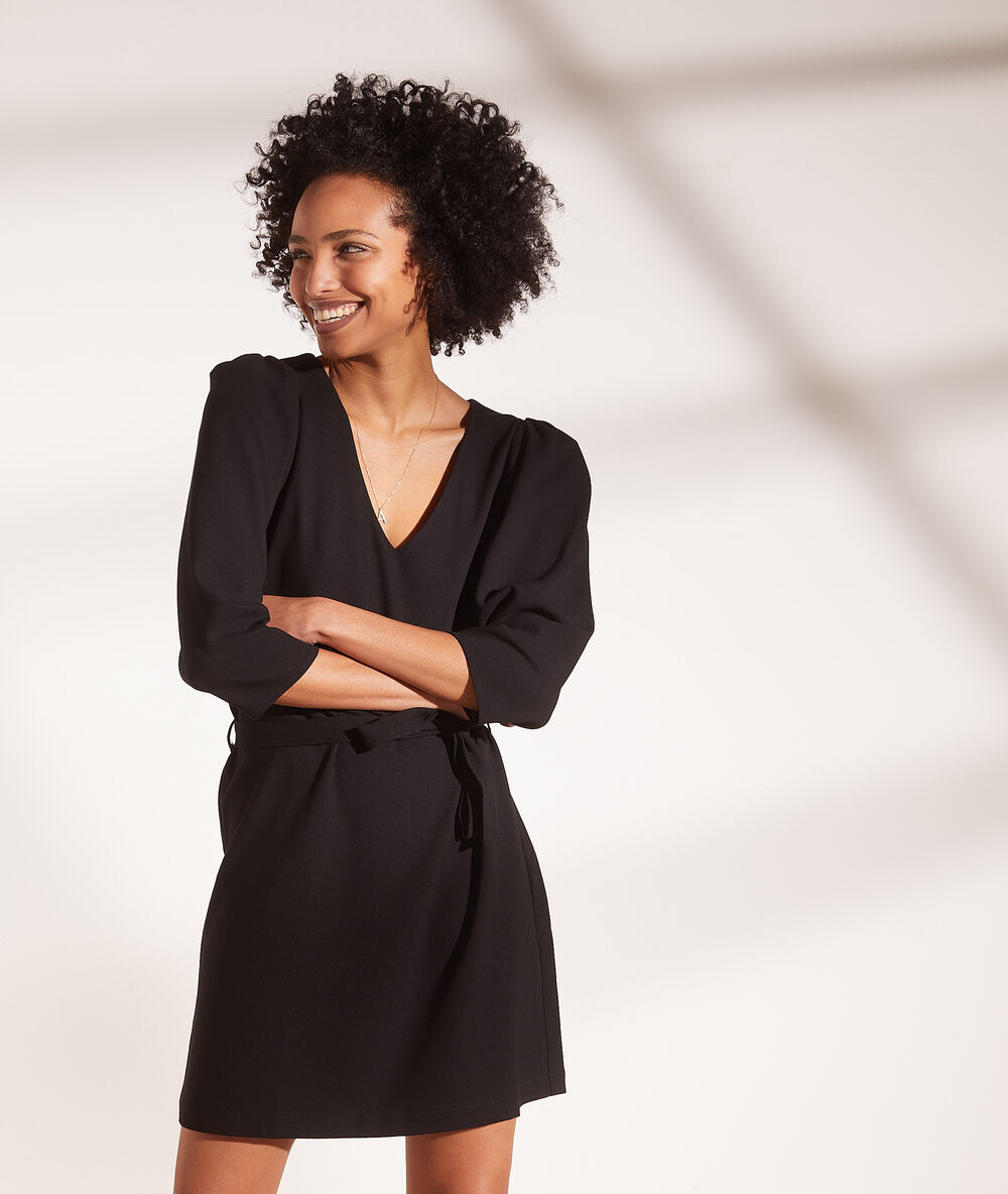Vestido corto con cinturón negro.