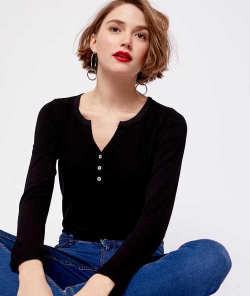 Jersey de punto fino con cuello abotonado negro.