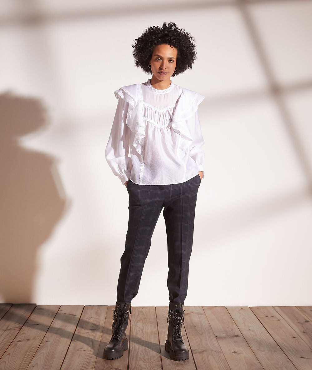 Blusa con volantes blanco.