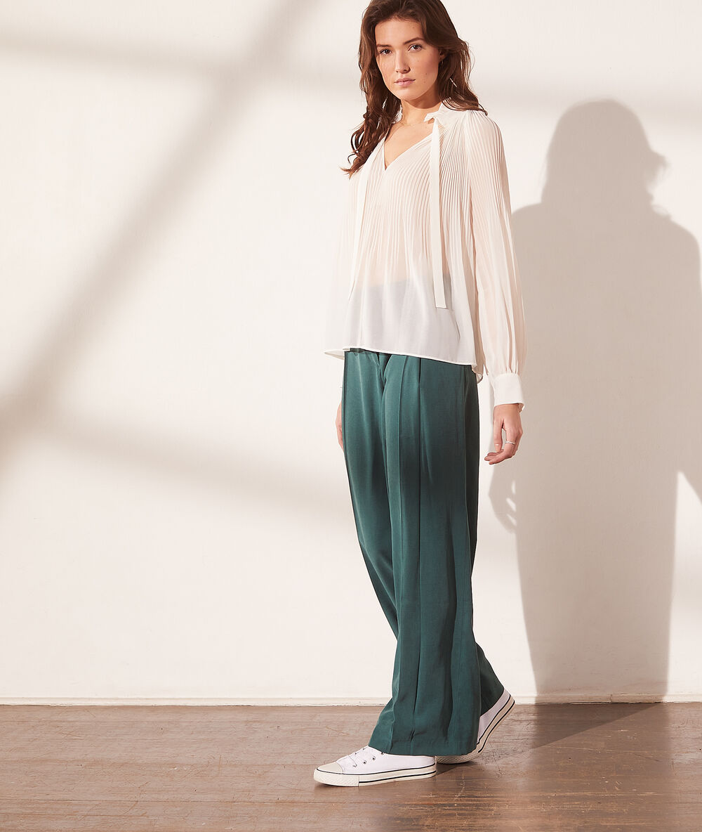 Pantalón holgado verde.