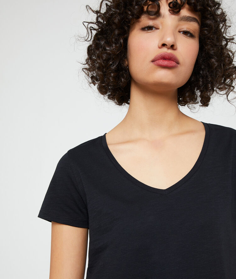 Camiseta cuello en v de algodón orgánico negro.