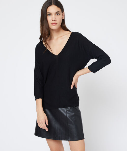 Su&eacute;ter con la espalda escotada y de encaje negro.