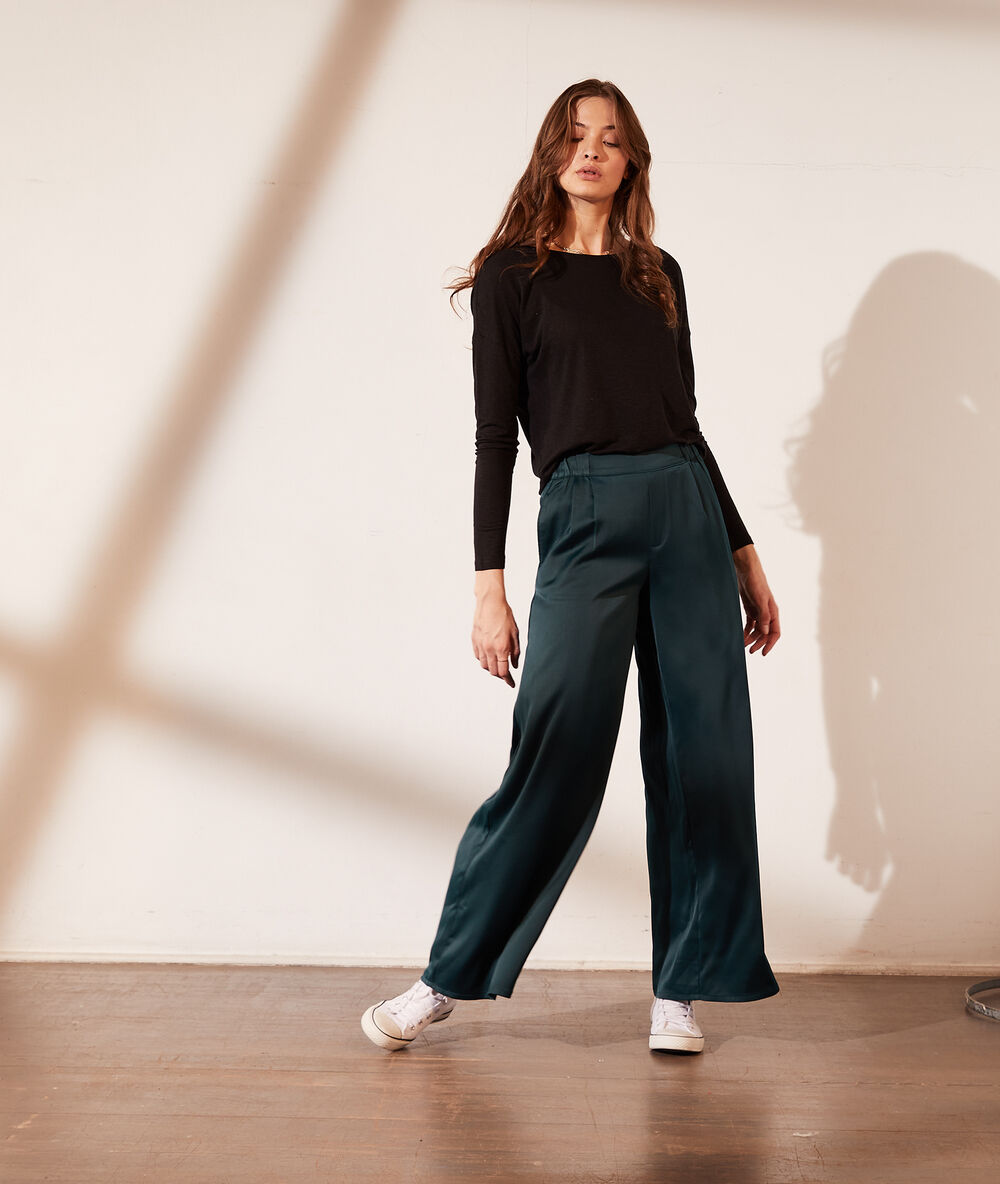 Pantalón ancho satinado verde.