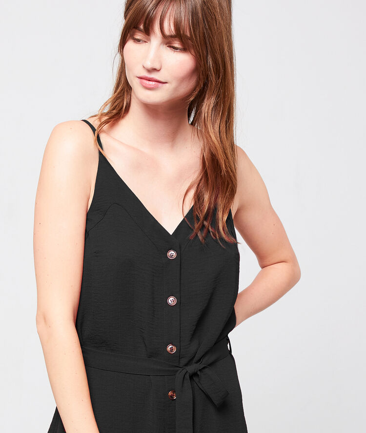 Vestido vaporoso abotonado y con cinturón negro.