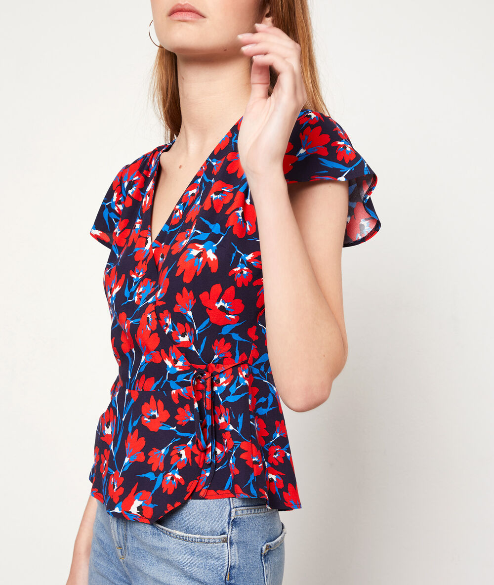 Blusa escote cruzado estampado floral azul marino.