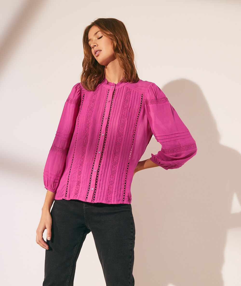 Blusa con detalles de encaje fucsia.