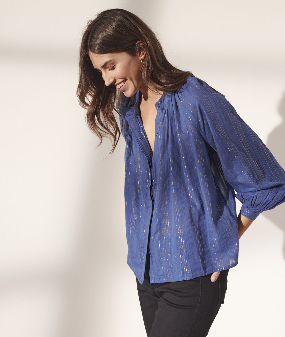 Blusa vaporosa, finas rayas azul.