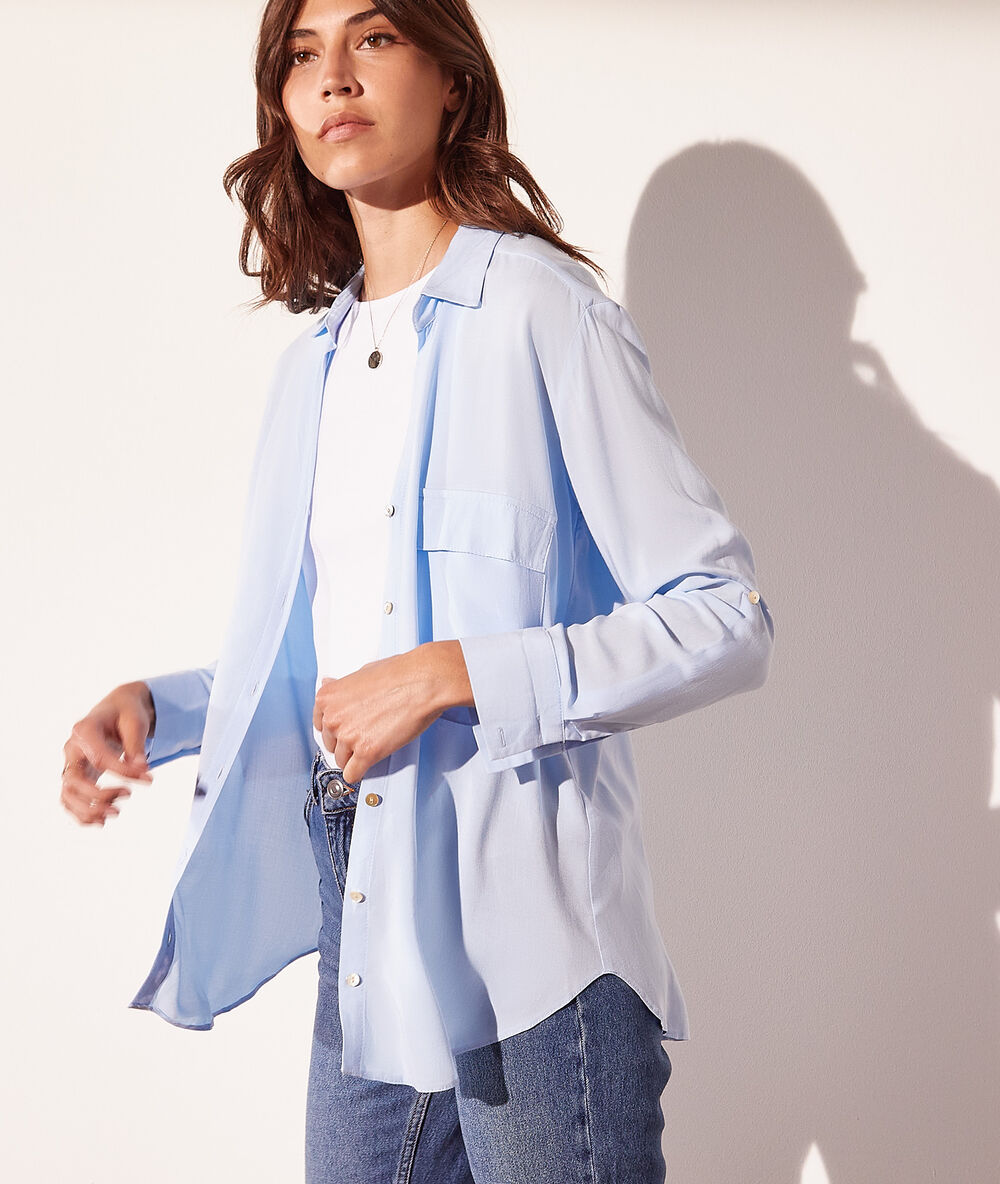 Camisa con bolsillo azul cielo.