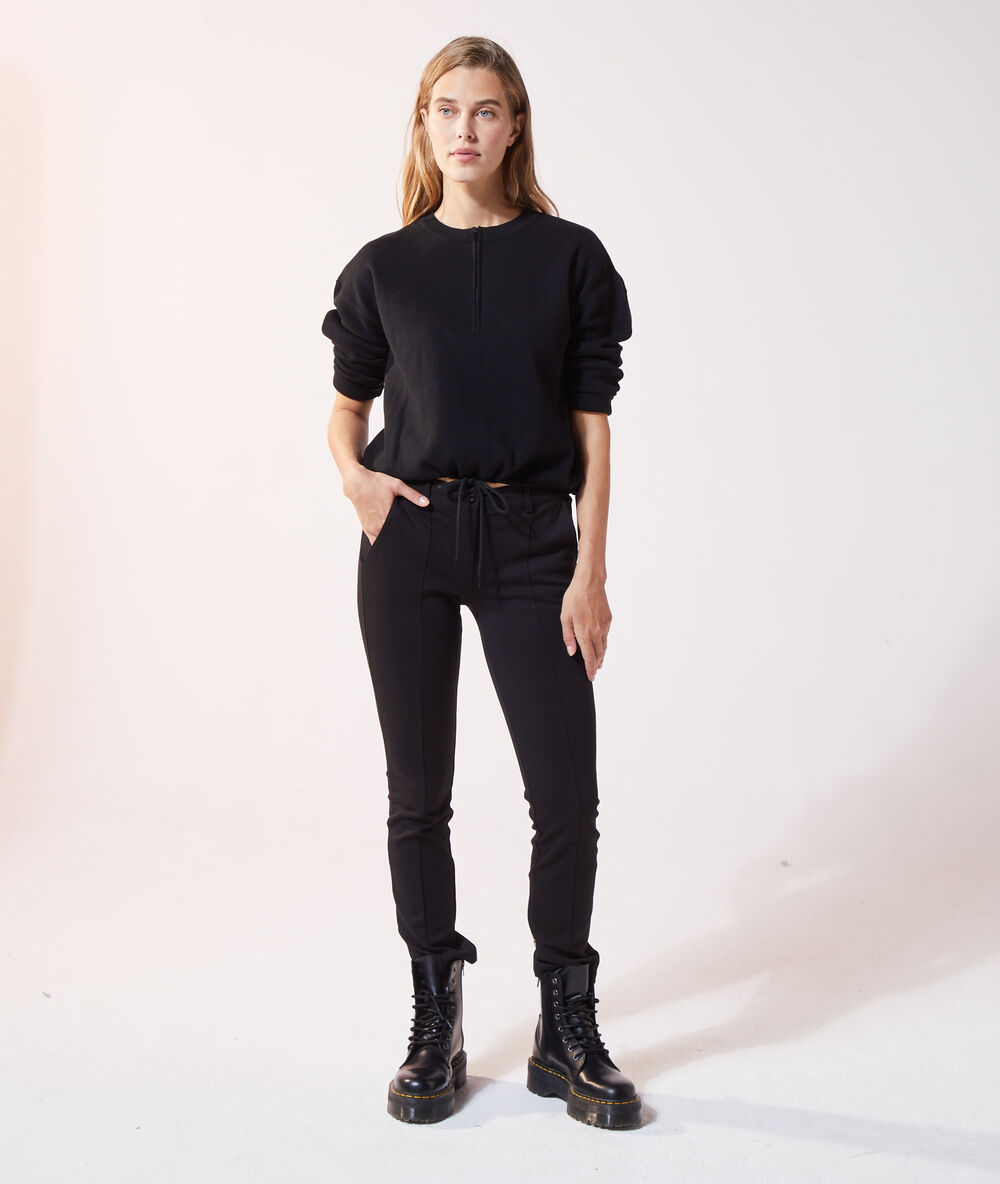 Sudadera cierre con cremallera negro.