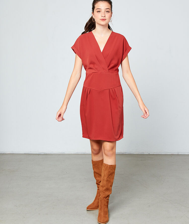 Vestido recto cruzado rojo.