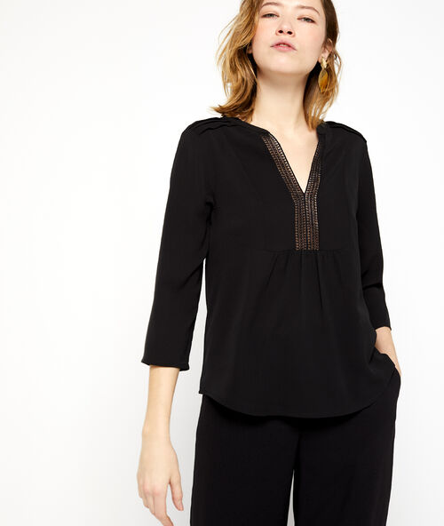 Blusa escotada en guipur negro.