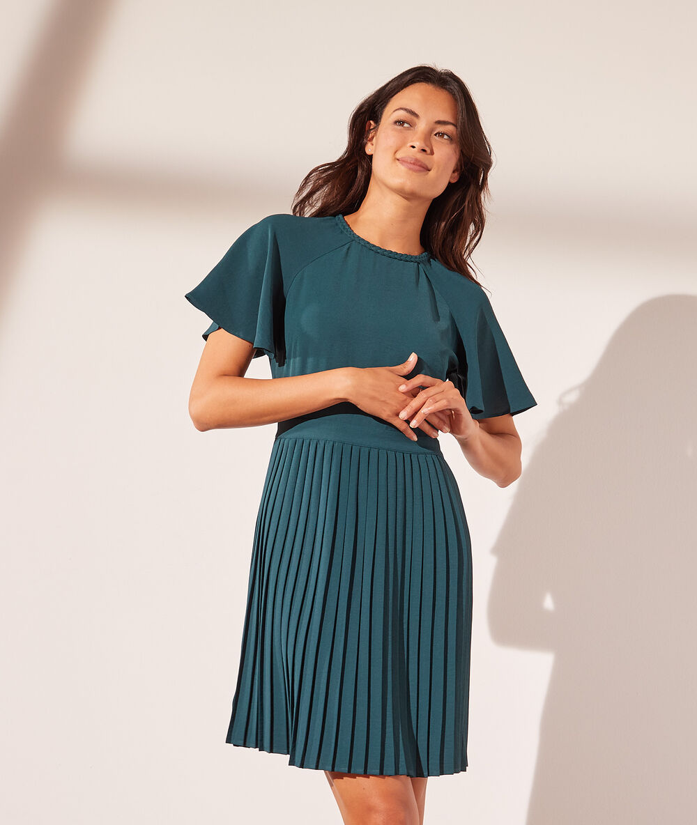 Vestido plisado con volantes verde.