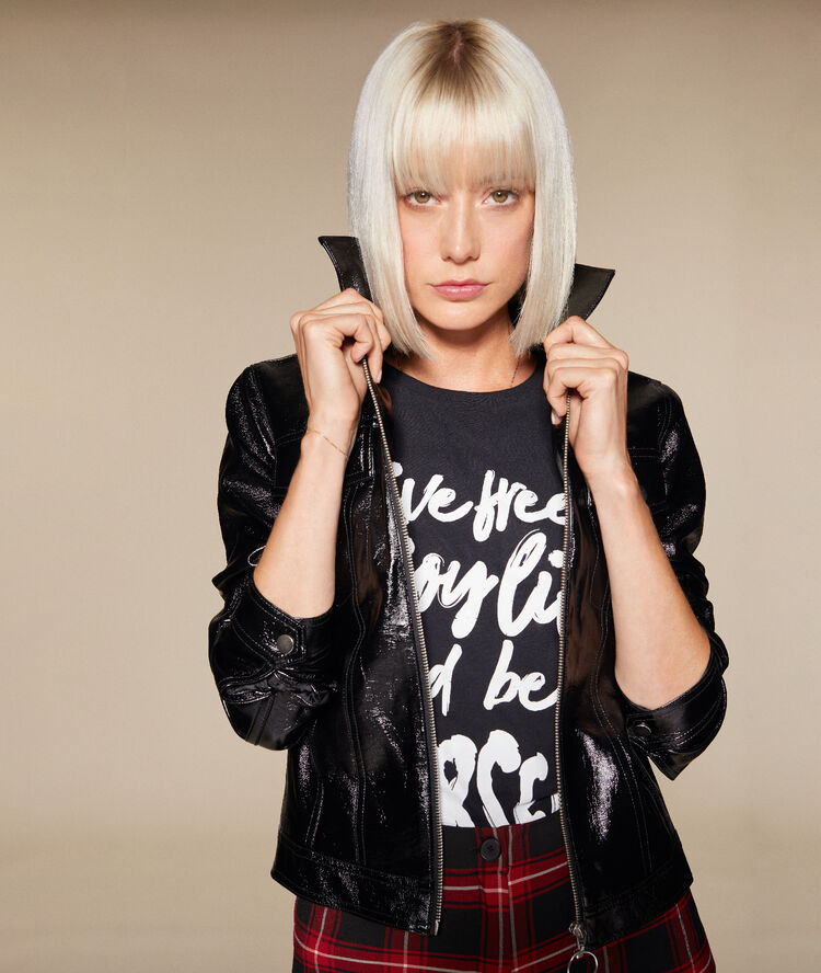 Camiseta de algodón 'live free enjoy life and be yourself' negro.