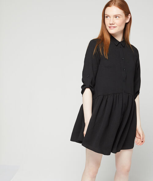 Vestido camisero holgado negro.