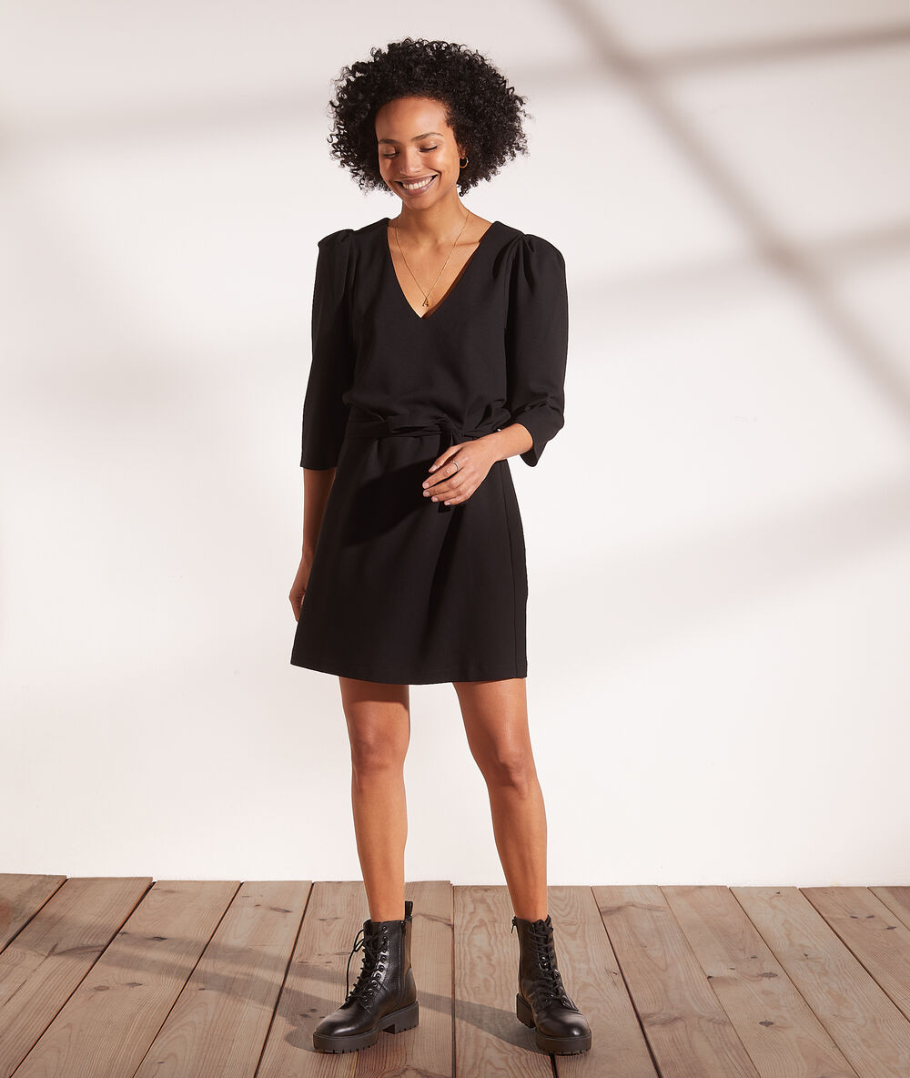 Vestido corto con cinturón negro.