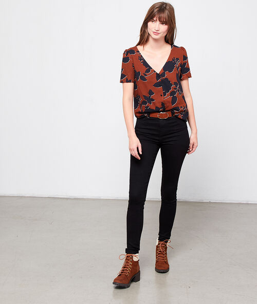Blusa estampado floral marrón.