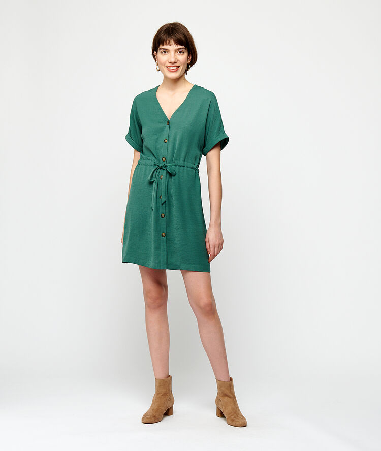Vestido ajustado con botones turquesa.