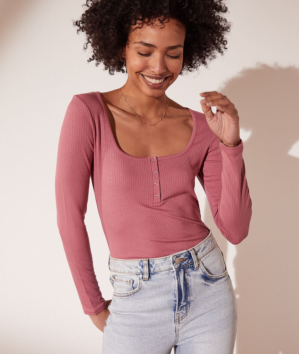 Camiseta canalé, escote cuadrado c.cassis.