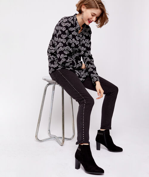Camisa estampado de corazones negro.