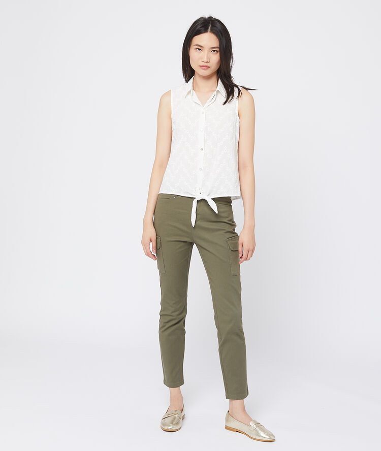 Pantalón ajustado con bolsillos caqui.