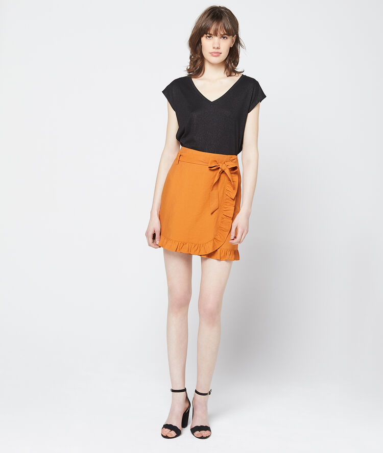 Camiseta metalizada con cuello en v negro.