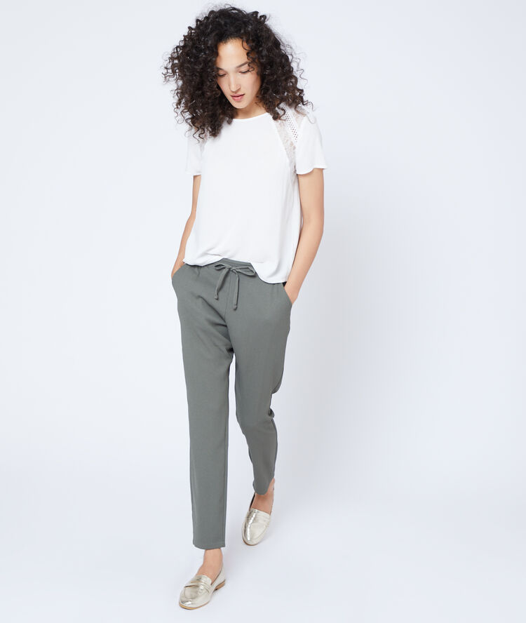 Pantalón alto con cinturón caqui.