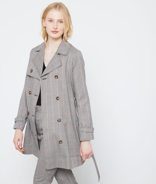 Trench de cuadros negro.