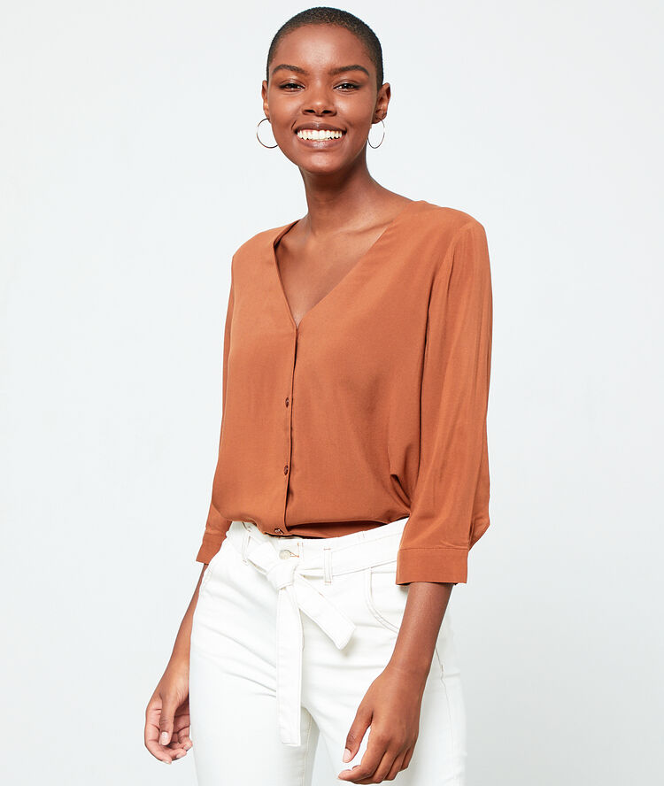 Blusa cuello en v abotonado sabana.