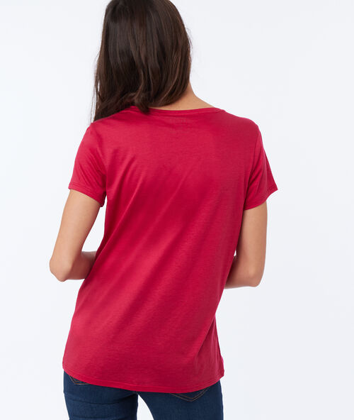 Camiseta lisa escote en v fucsia.