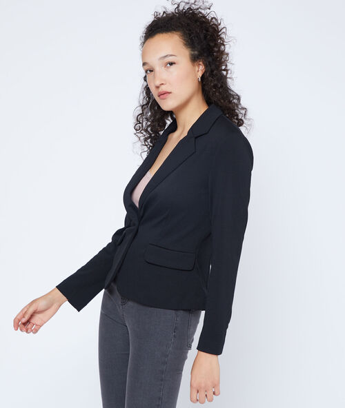 Chaqueta blazer negro.