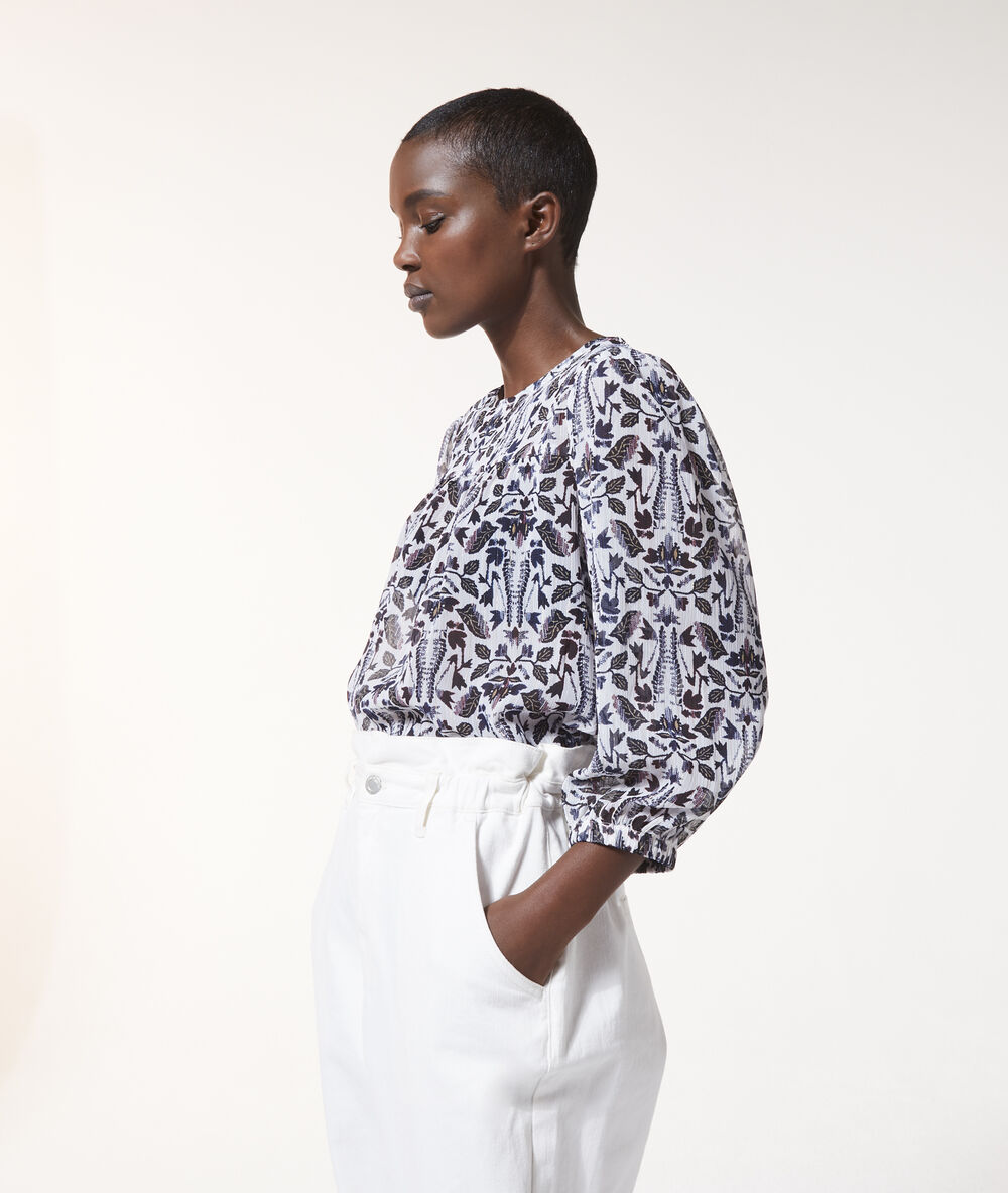 Blusa de cuello redondo con estampado floral ecru.