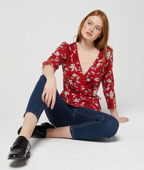 Blusa escote cruzado estampado floral rojo.