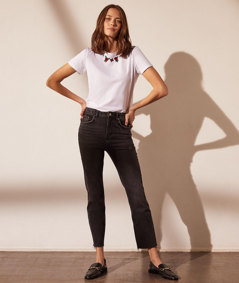 Camiseta con rosas bordadas crudo.