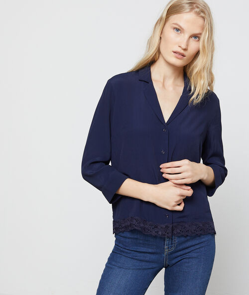 Camisa con encaje guipur azul marino.