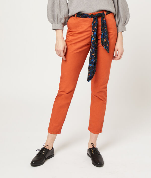Pantalón recto con cinturón pañuelo Pantalón recto con cinturón pañuelo