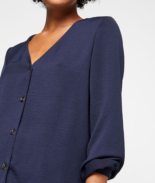 Blusa abotonada cuello en v azul marino.
