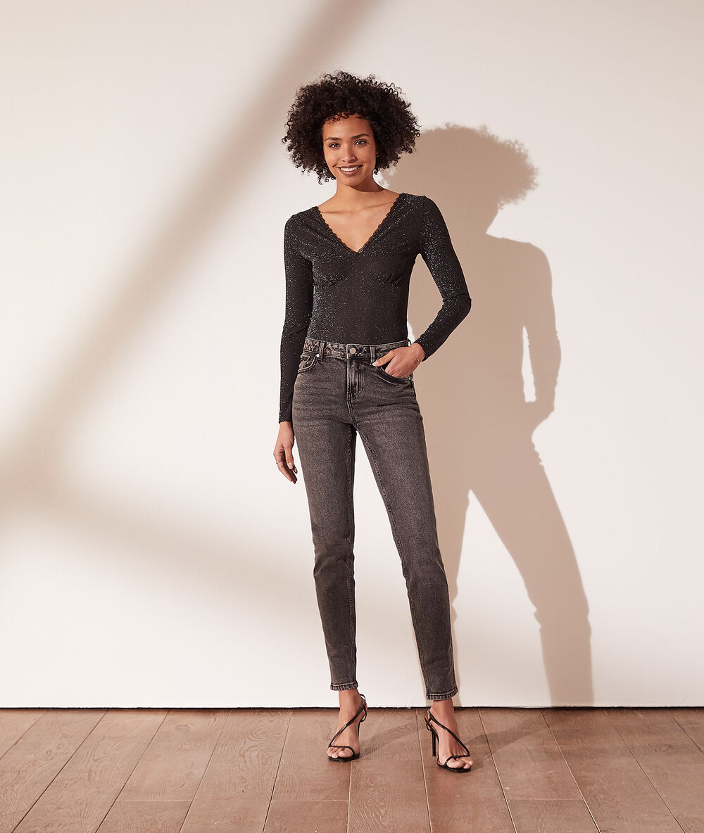 Body brillante escote en v negro.
