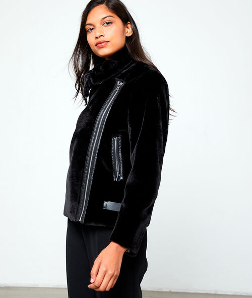 Chaqueta de piel sintética negro.