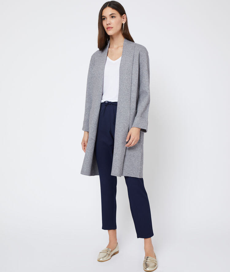 Chaqueta larga de tejido suave gris.
