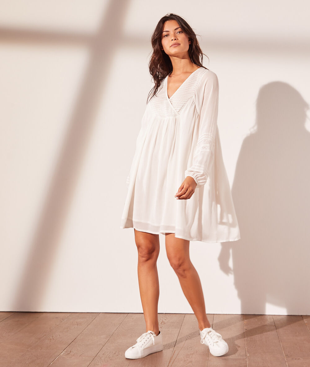 Vestido corto vaporoso crudo.