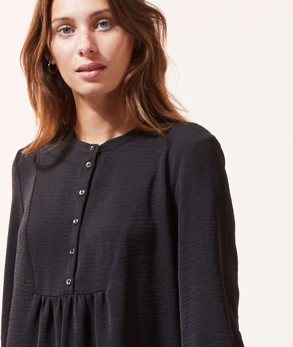 Vestido corto con volante negro.