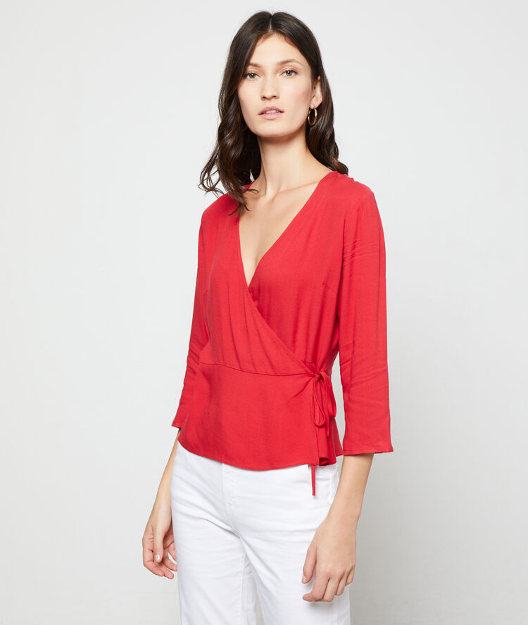 Blusa cruzada carmín.