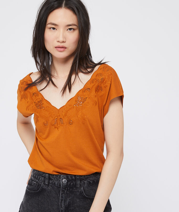 Camiseta escotada bordada ocre.