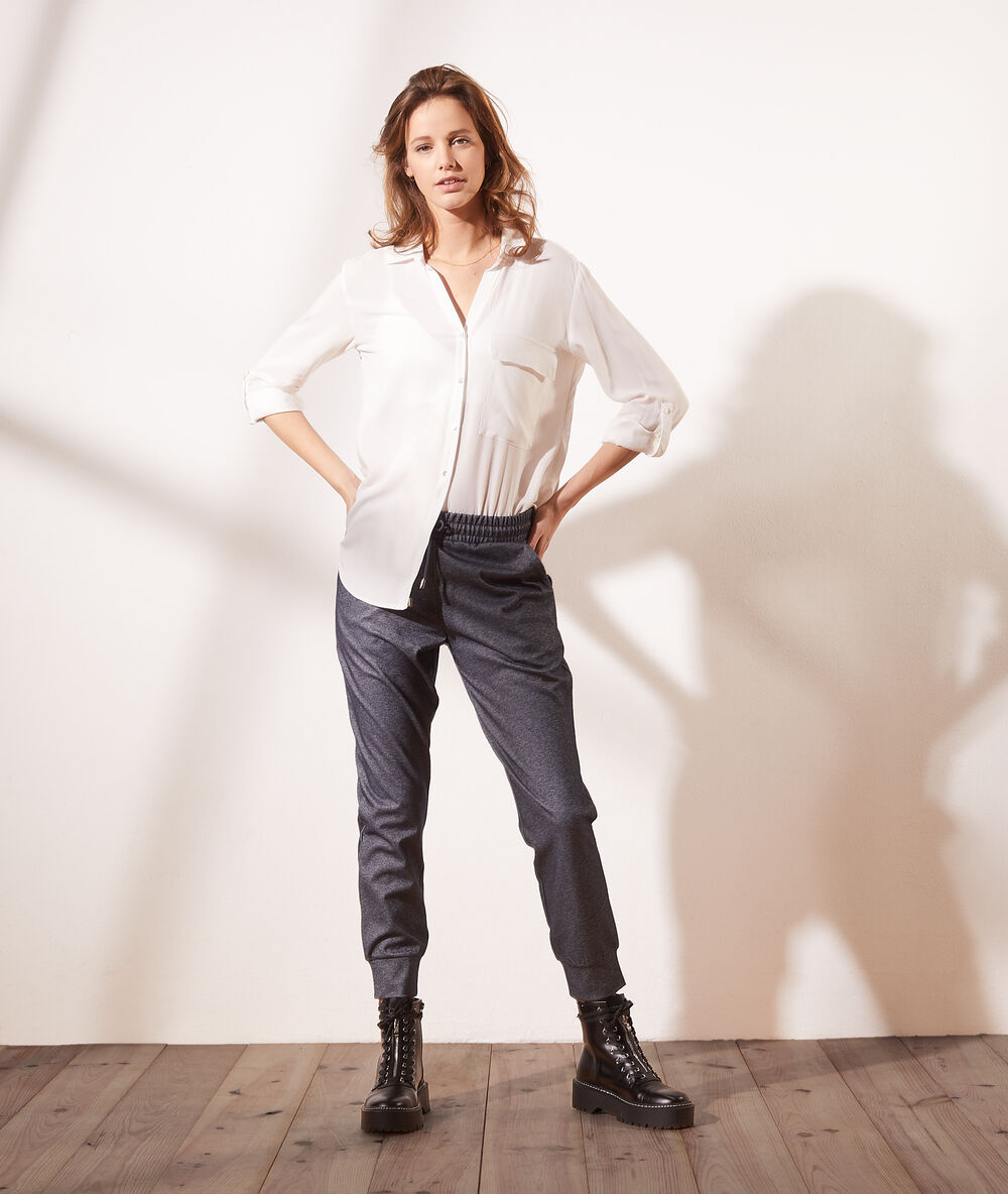 Pantalón jogger azul marino.