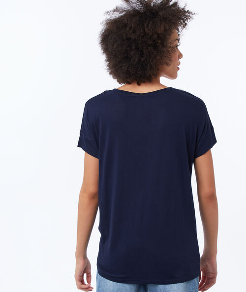 Camiseta escote en v azul marino.