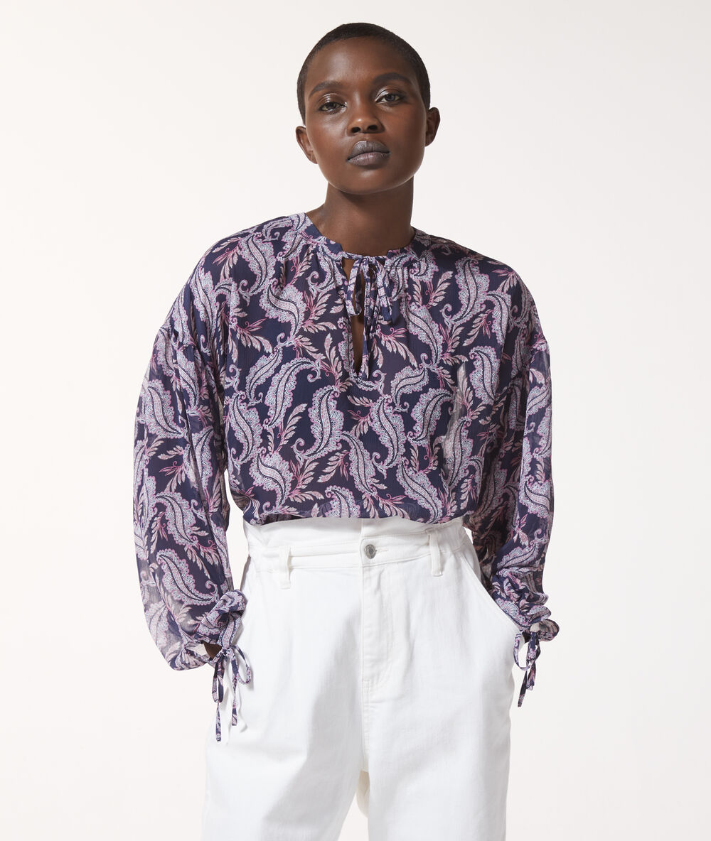 Blusa estampada ciruela.