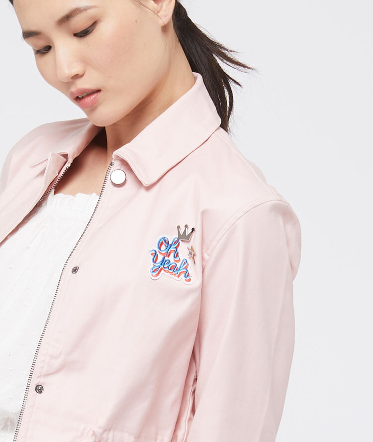 Parka corta rosa.