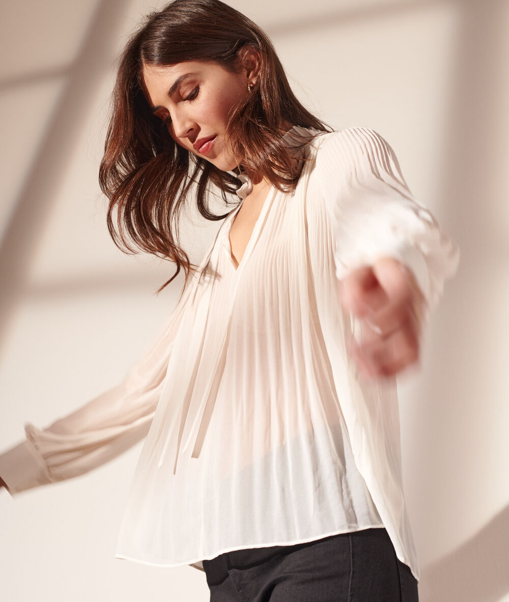 Blusa plisada con lazo crudo.